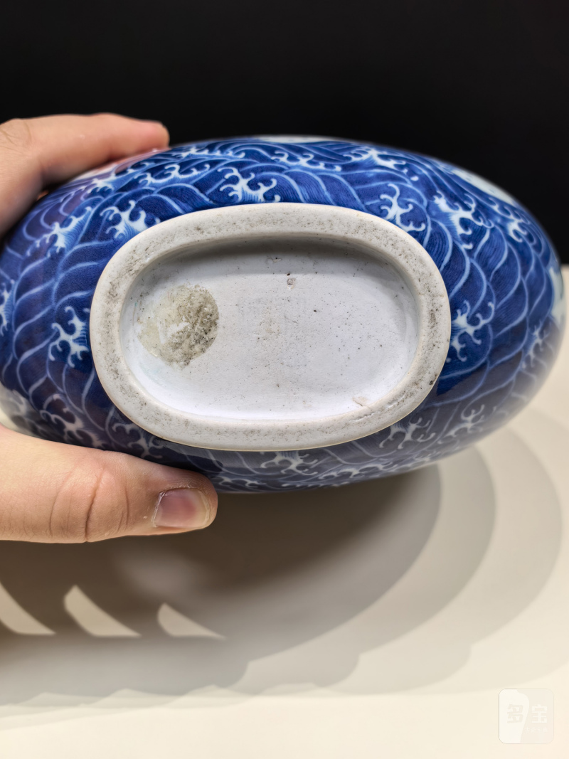 清乾隆 青花釉里红龙纹抱月瓶 - 图24